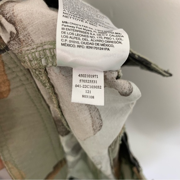 Chico's Printed Poplin Convertible Crop Cargo Pants Size 8 - Picture 11 of 13